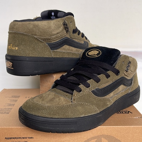 Vans Men’s Zahba Mid
Beatrice Domond Dark Olive
VN000CBSDOL
Sneakers - Picture 1 of 16